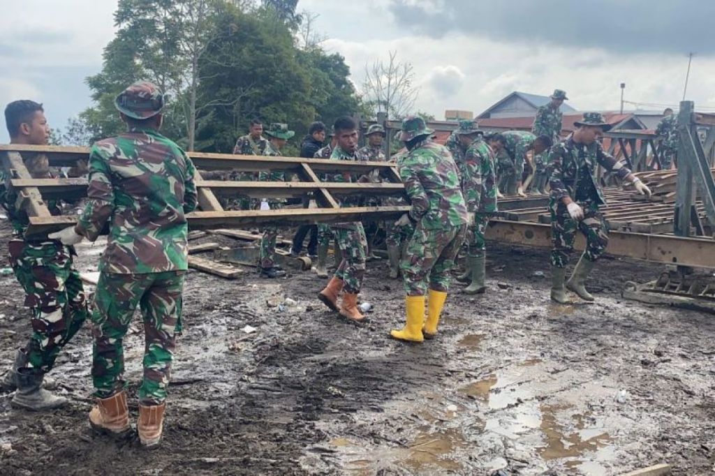 TNI bangun jembatan darurat di lokasi bencana Sumbar